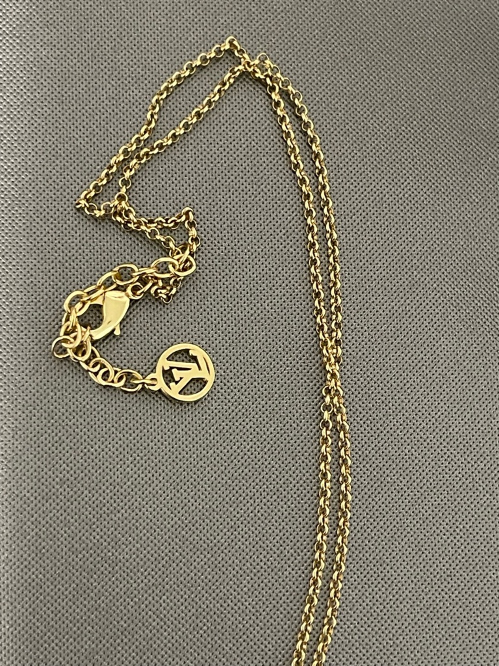 Petite LV Round Necklace - Picture 3 of 4